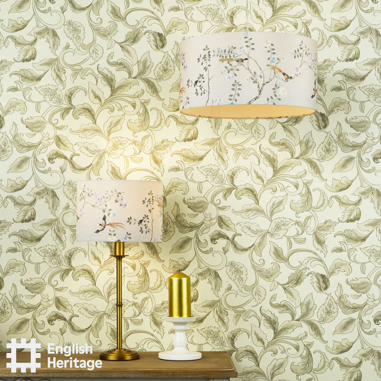 Elegant_English_Heritage_table_lamp_with_period-inspired_detailing