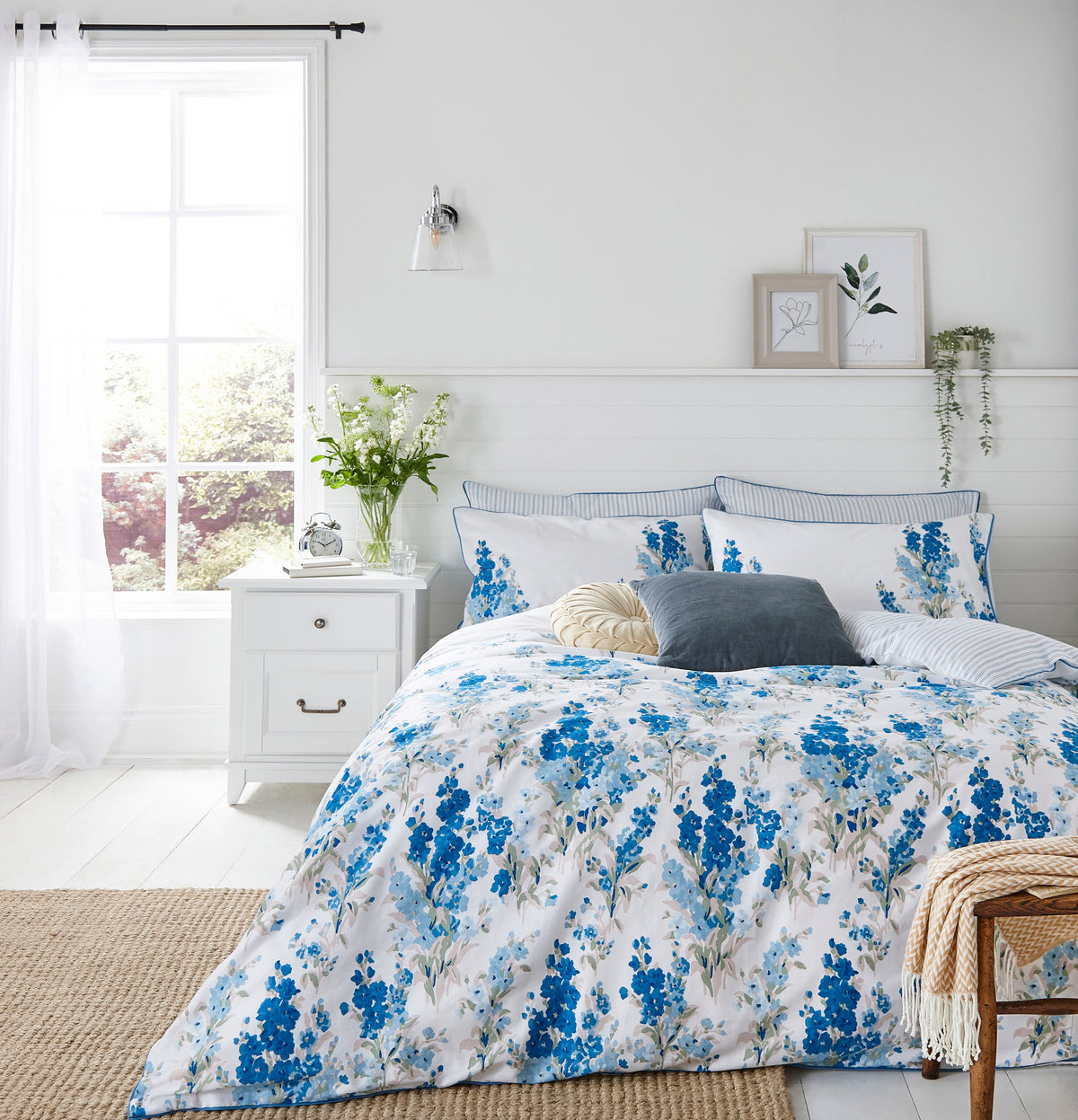 Laura Ashley Stocks Blue Sky Duvet Cover and Pillowcase Set Single Ex Display