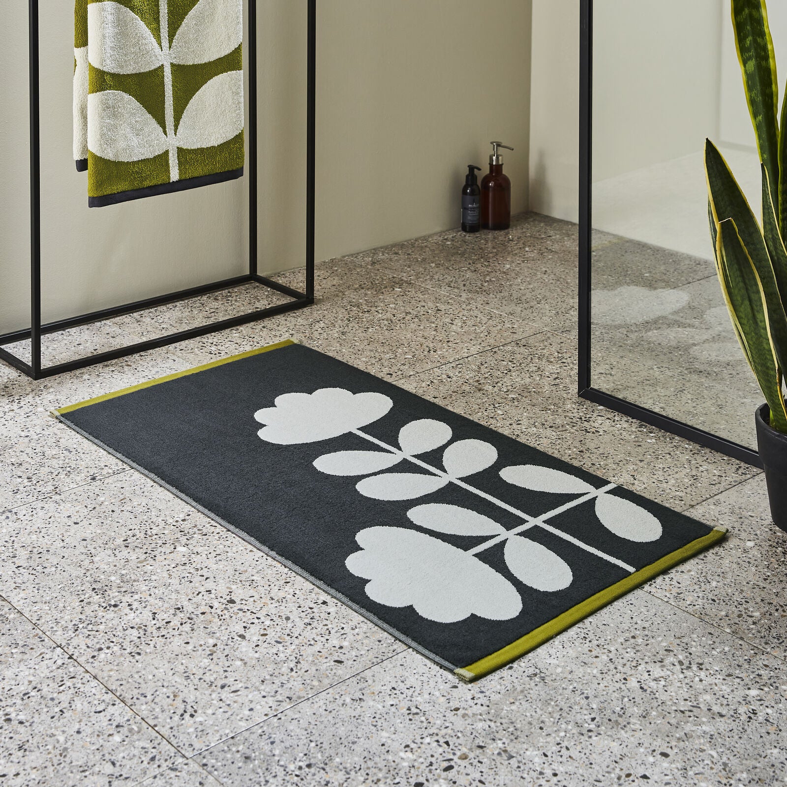 Orla Kiely Cut Stem Moss / Charcoal Towels